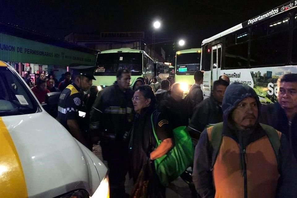 Cierre parcial de Línea 1 del Metro, tras choque de dos trenes que cobró la vida de un usuario y dejó 41 heridos, genera caos en Tacubaya.