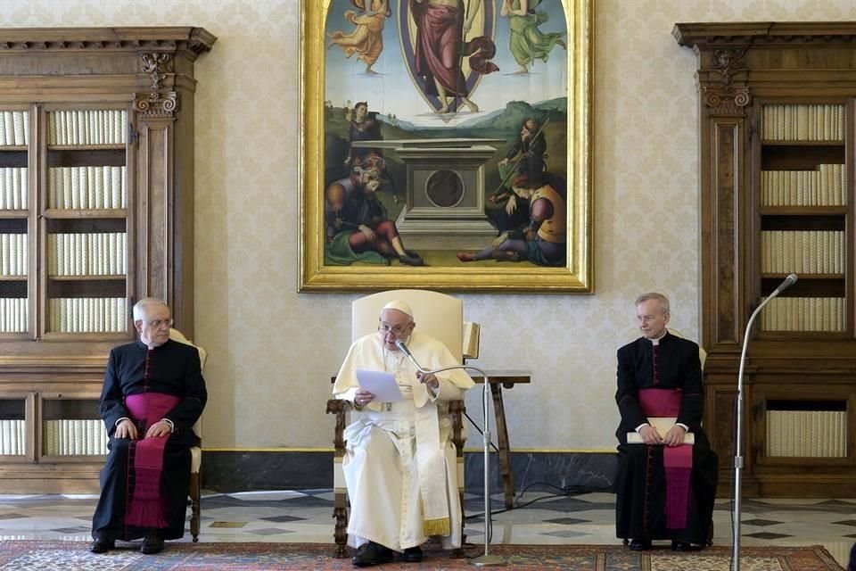 Francisco dedicó oraciones especiales a los presos, los enfermos y el personal hospitalario, al realizar su catequesis semanal por livestream en lugar de hacerlo en persona.