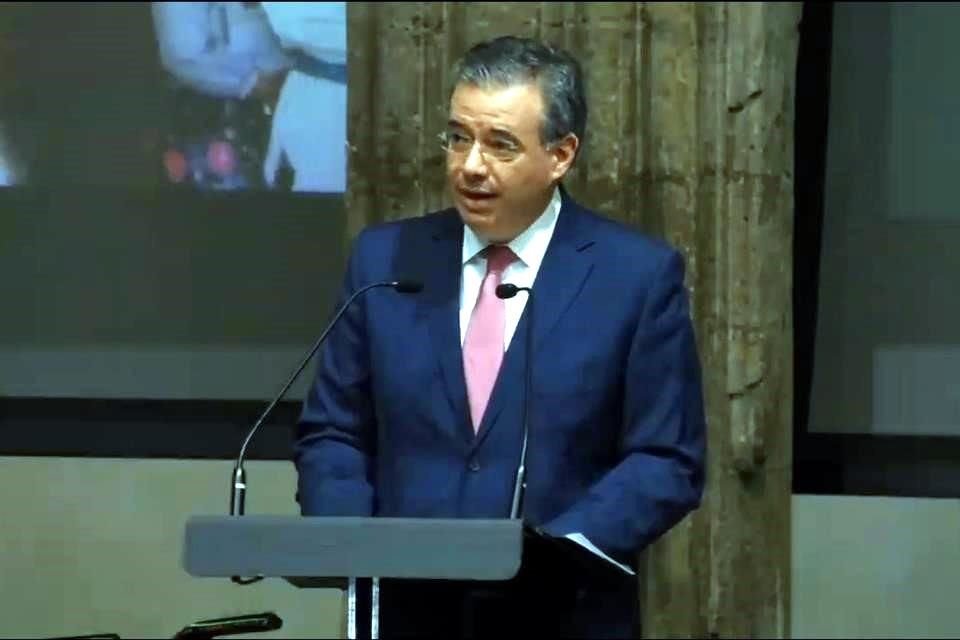 'La educación financiera empodera al ciudadano, lo que favorece la movilidad social y promueve una sociedad más justa', dijo el Gobernador de Banxico.