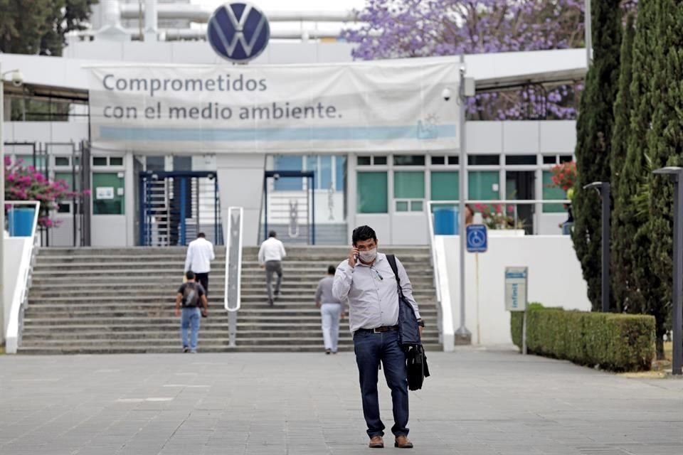 Trabajadores en la planta de VW Puebla.