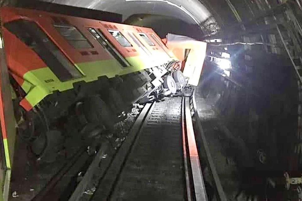 Así quedó el Tren que se quedó sin frenos tras impactarse contra el convoy estacionado en la estación Tacubaya.