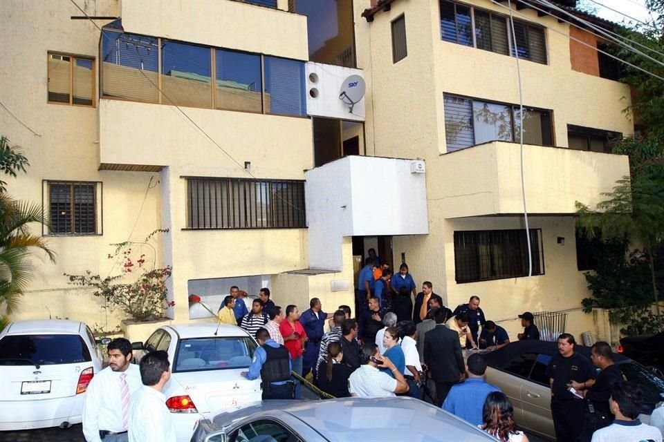 Las autoridades se aglomeraban afuera del despacho donde ocurrió el multihomicidio.