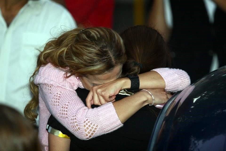 Familiares de las víctimas lloraban afuera del despacho mientras las autoridades recababan indicios.