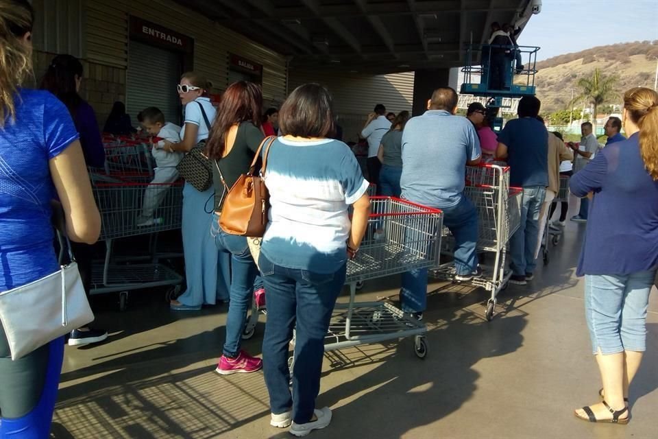 Desde la noche del jueves, hay filas para hacer compras por el temor desatado por el coronavirus.