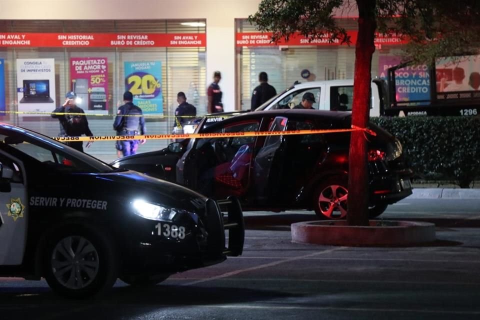 El cadáver de la mujer quedó en el asiento del conductor de un auto Seat estacionado en la Plaza Altea Huinalá. 