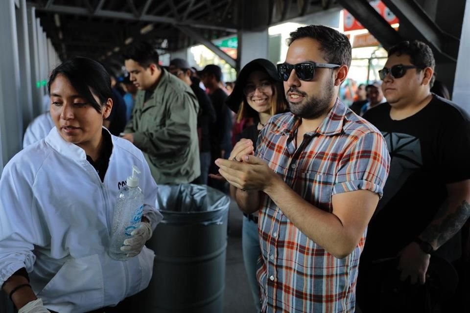 Todos los asistentes deben pasar por un filtro sanitario.