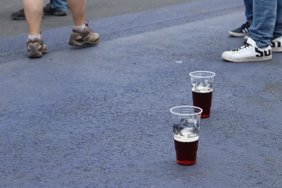 Algunos de los presentes dejaron sus vasos de cerveza en el piso para bailar y moverse libremente.