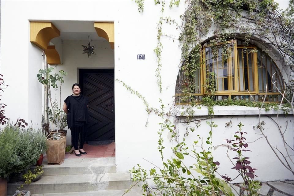 Lucía Ortiz, quien vive en una casa de Barragán que ella salvó del derrumbe, busca mantener viva la obra del ingeniero tapatío.