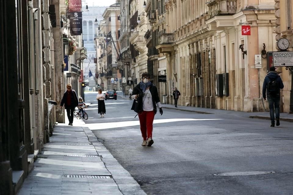 Via del Corso, en Roma, Italia, vacía durante las medidas de contención por el coronavirus.