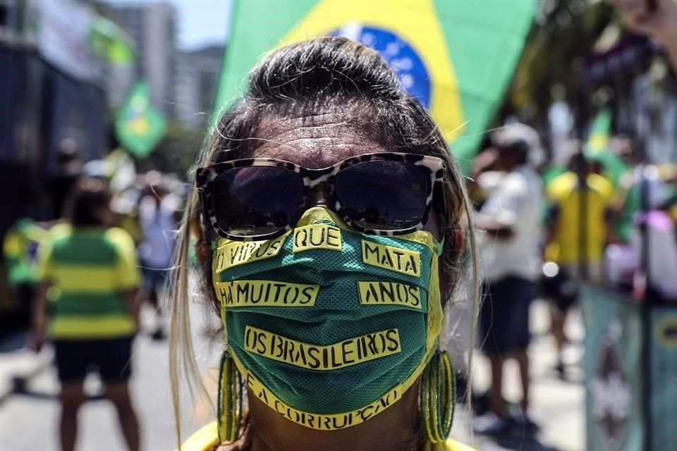 Personas en Brasil demuestran apoyo al Gobierno de Jair Bolsonaro y encontra del Congreso.