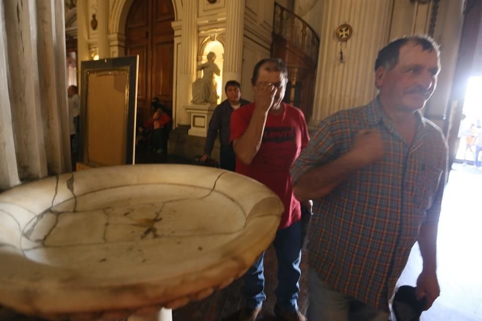 Otra de las medidas preventivas fue evitar las fuentes de agua bendita, pero igualmente, varios lo pasaron por alto.