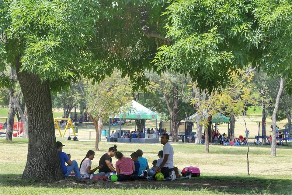 El Parque Metropolitano registró menos visitantes, pero varios acudieron en familia.