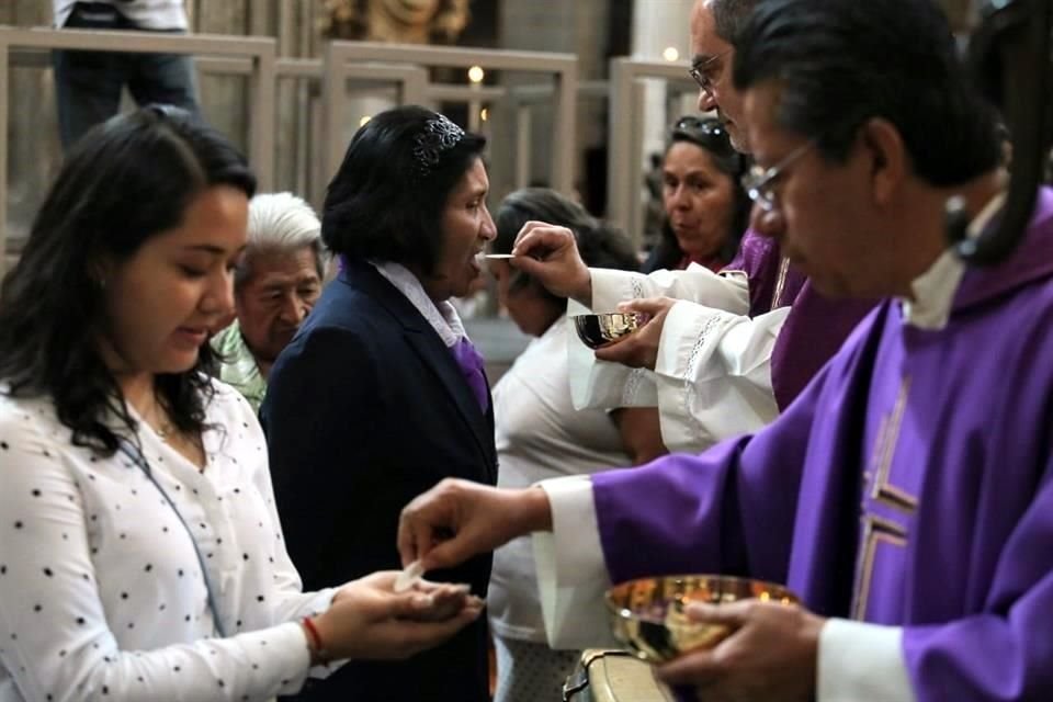 Sólo se mantuvieron las medidas ya tomadas desde hace 15 días, entre ellas no estrechar las manos en el saludo de la paz ni recibir la ostia directamente en la boca.