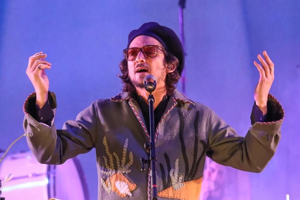 Leon Larregui, vocalista de Zoé, interpretó temas como 'Labios Rotos'.