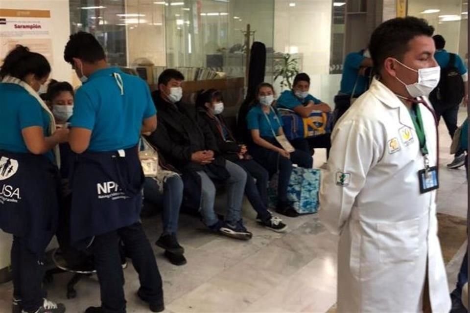 Marcelo Ebrard afirmó que ningún pasajero del vuelo México-El Salvador tiene Covid-19, contrario a lo que acusó el presidente de ese país.