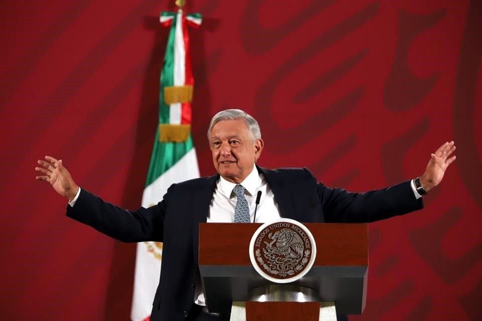 Andrés Manuel López Obrador, Presidente de México, ha seguido besando a cientos de personas en la mejilla durante los eventos públicos, y se ha negado a cancelar sus giras y viajes programados.