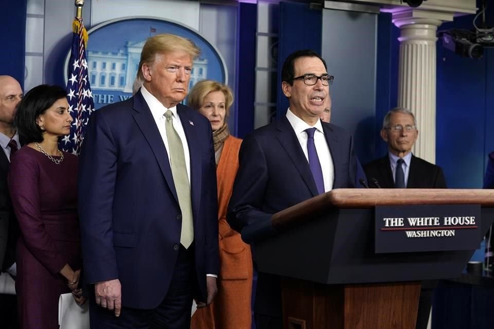 Steven Mnuchin, Secretario del Tesoro, en conferencia de prensa en la Casa Blanca, junto al Presidente Donald Trump.