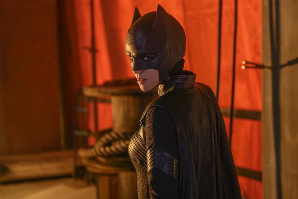La ayudante Amanda Smith estaba en el set de 'Batwoman' en el Viaducto de Georgia cuando el balde de grúa se precipitó sobre ella y la aplastó, lo que provocó lesiones en su columna vertebral.