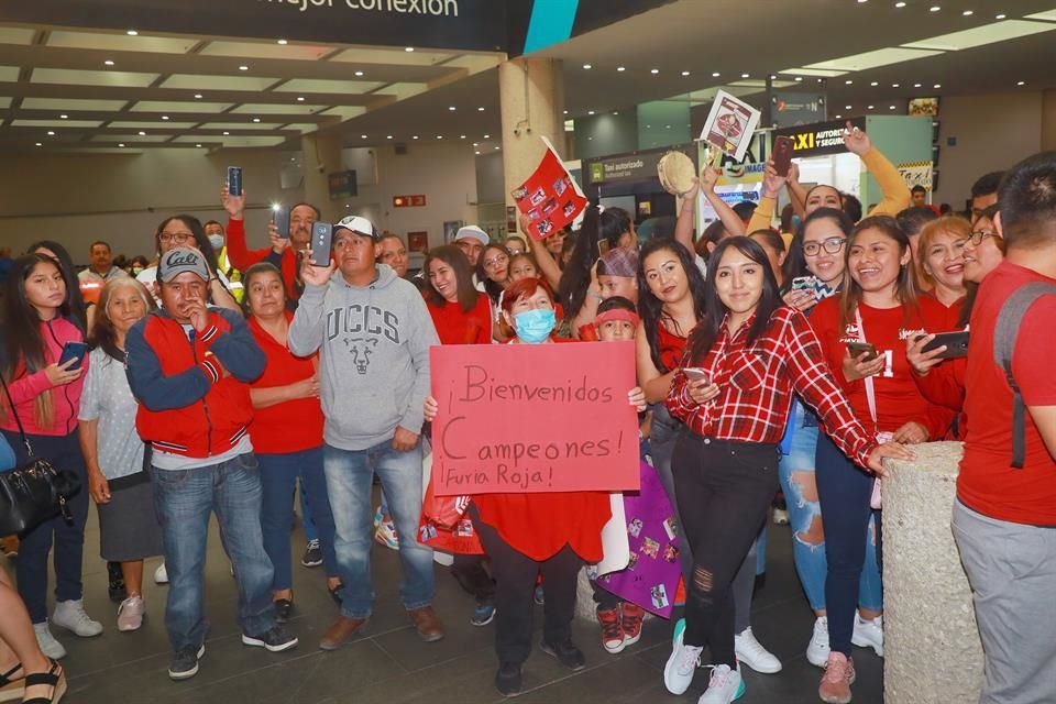 Cientos de fanáticos acudieron al aeropuerto de la CDMX a esperar el regreso desde Perú de los ganadores y concursantes.