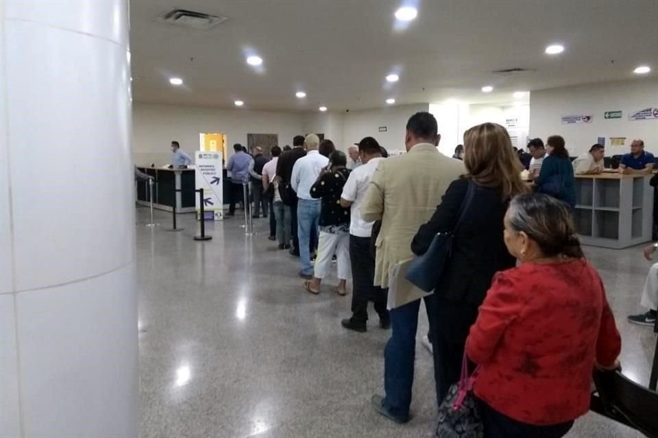 En estas oficinas, ubicadas en el segundo piso, solo se pueden entrar 5 ciudadanos a la vez.