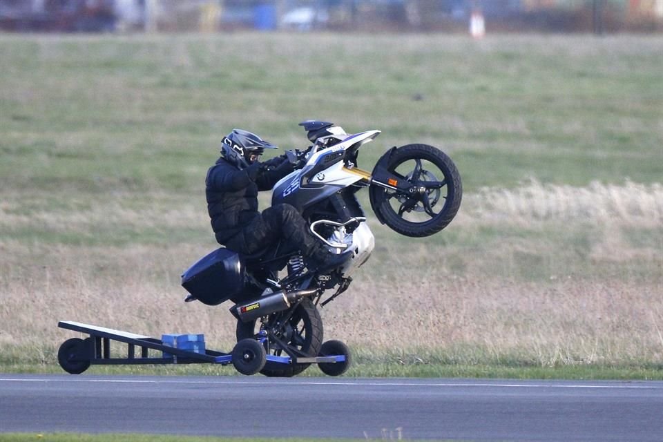 El histrión, quien suele hacer casi todas sus escenas de acción sin importar el riesgo, aparece en una motocicleta BMW.