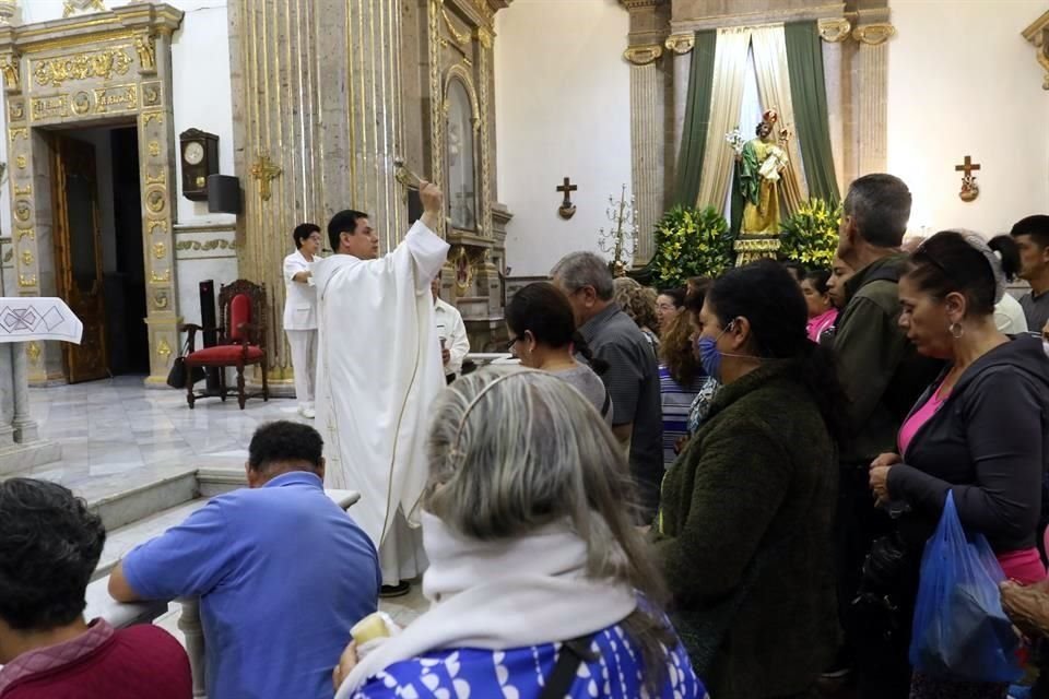 Los fieles continúan llegando a la Basílica de Zapopan, que no ha suspendido las misas.