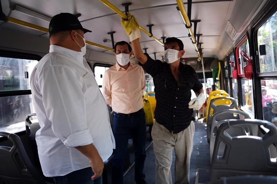 El Gobernador Enrique Alfaro supervisó que el transporte público y masivo cumpla con la orden de desinfectar unidades y terminales de manera recuerrente.
