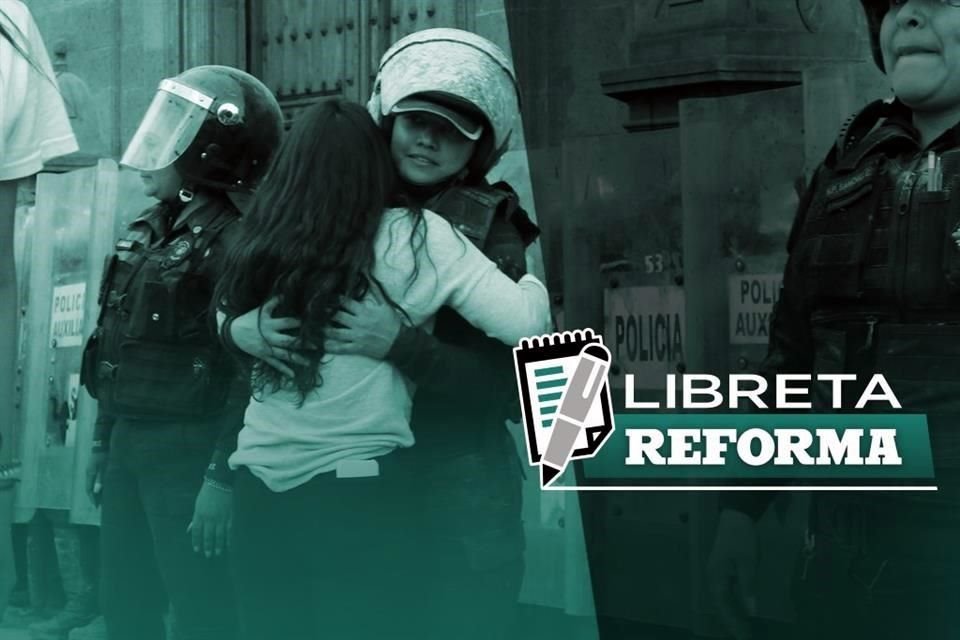 La imagen del abrazo entre una manifestante y una policía durante la marcha del #8M fue ampliamente compartida en redes sociales.