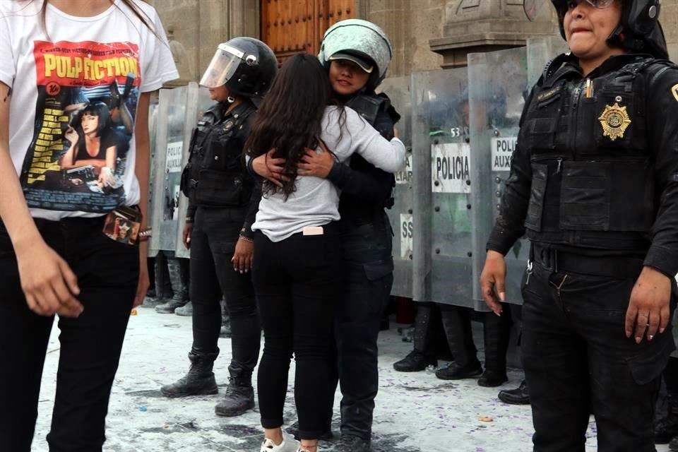 Tras los estallidos de petardos y bombas molotov lanzadas contra policías que custodiaban Palacio Nacional, una joven se acercó para abrazar durante un par de minutos a la policía Sonia Magallanes.