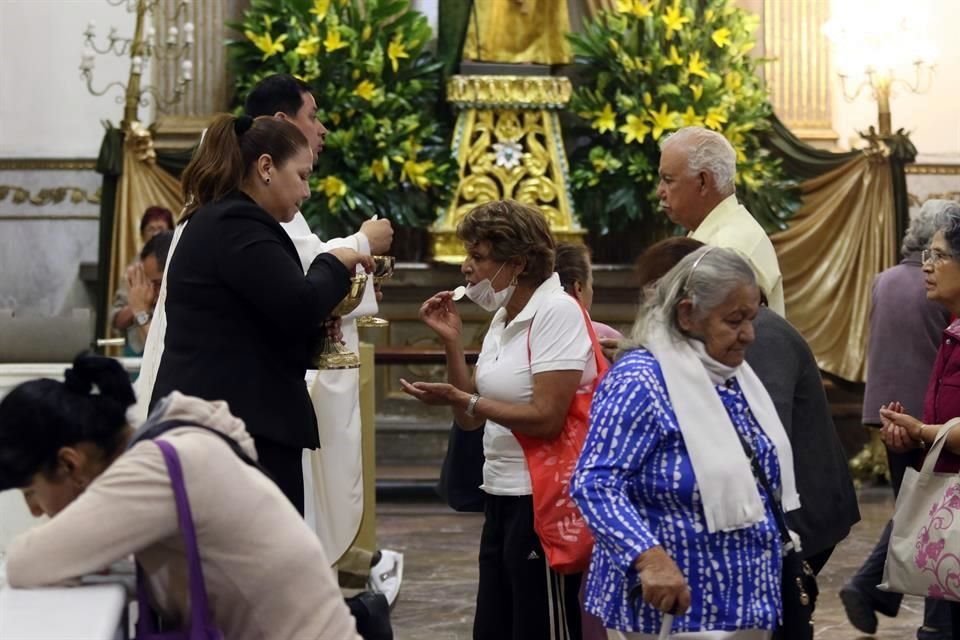 Tras reunirse con autoridades eclesiásticas, el Gobernador Enrique Alfaro informó que analizan suspender las celebraciones presenciales.