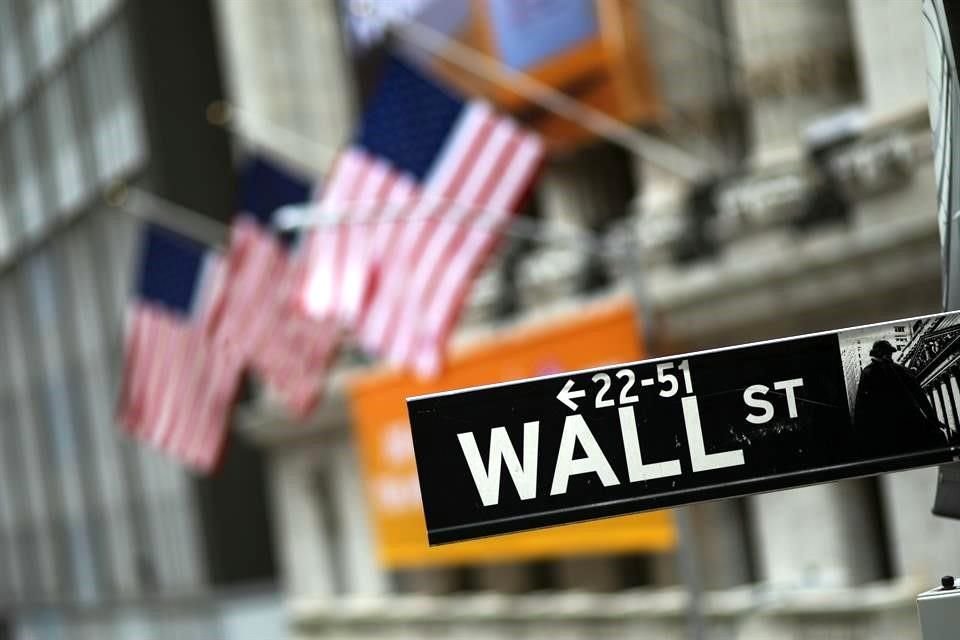 Más temprano, los futuros del índice de referencia S&P 500 aumentaron un 2 por ciento y el del industrial Dow Jones subieron un 2.4 por ciento.