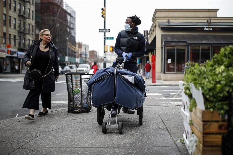 El gobernador de NY, Andrew Cuomo, ordenó a todos los trabajadores de negocios no esenciales a permanecer en casa.