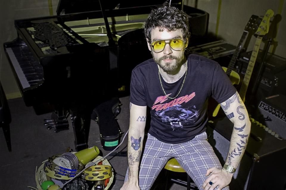 El líder de Reyno propone un viaje sonoro introspectivo en el cual experimenta con texturas electrónicas.