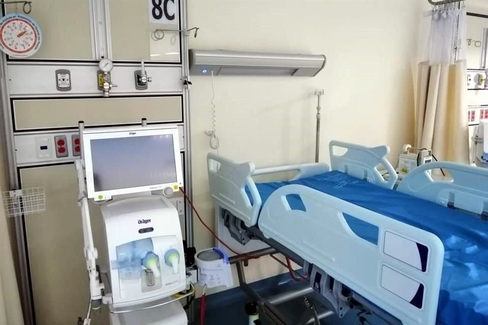 Mientras que aumentan contagios por Covid-19, el número de camas planeadas para la atención de pacientes graves en hospitales públicos bajó.