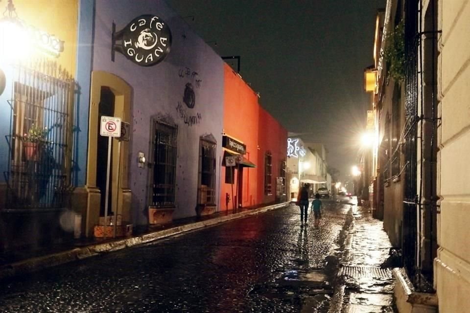 Las calles por las que es común ver transitar a cientos de jóvenes los fines de semana lucieron vacías.