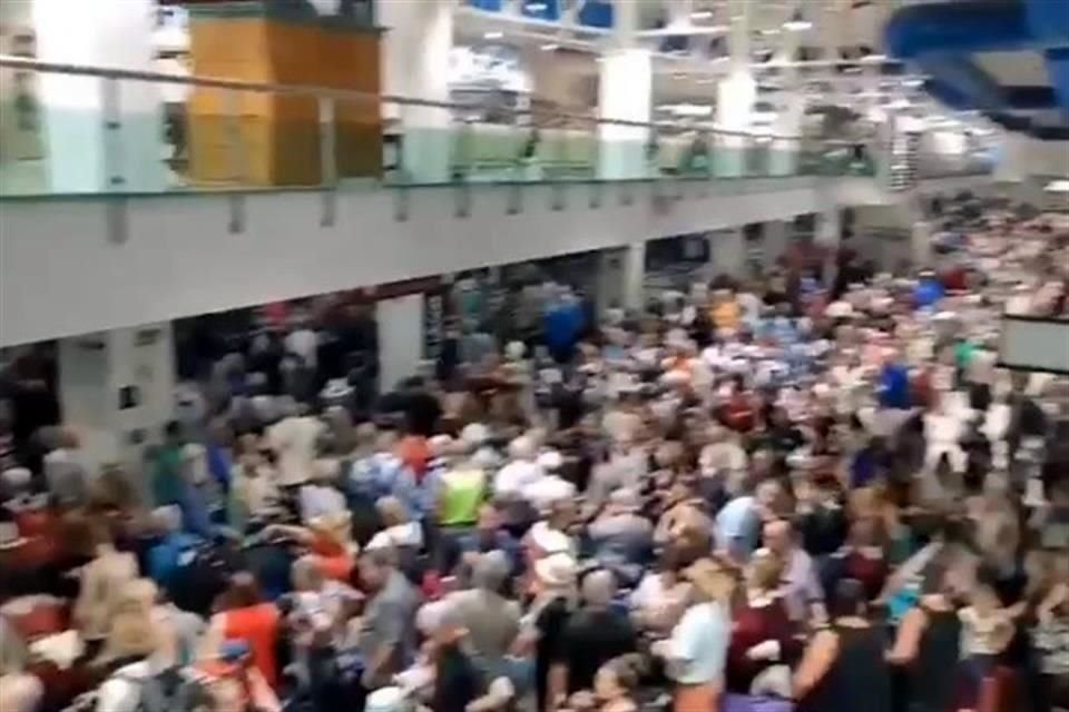 En un video se puede apreciar la magnitud del colpaso que sufre el aeropuerto de Puerto Vallarta.