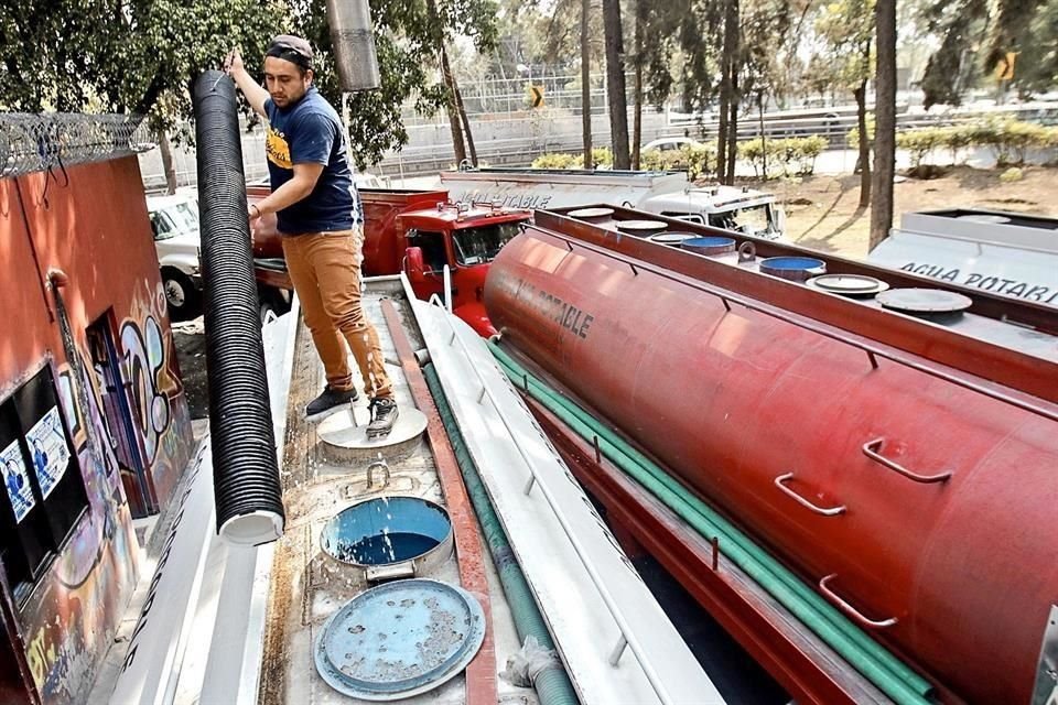 En algunas zonas de Tlalpan, el agua se va por medio año; vecinos recurren a pipas que llegan a costar hasta 2 mil pesos.