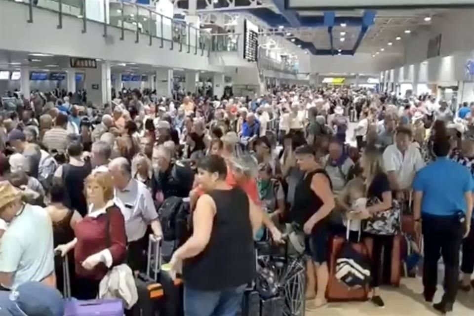 En un intento desesperado por regresar a sus países, estadounidenses y canadienses saturaron el sábado el Aeropuerto Internacional de Puerto Vallarta.