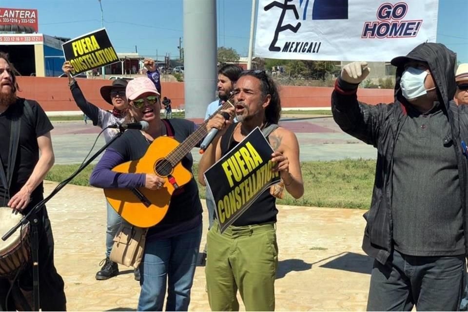 Rubén Albarrán, vocalista de Café Tacuba con un cartel en contra de la cervecera en Mexicali.