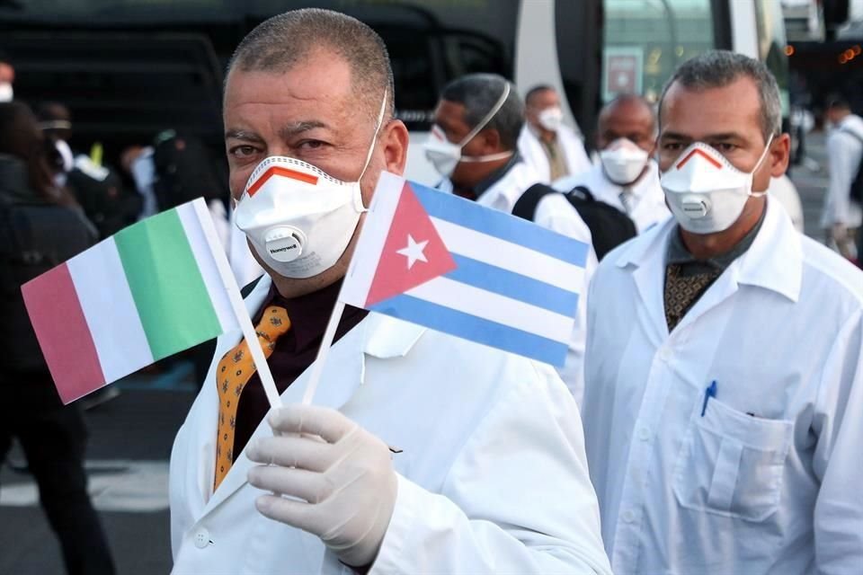 Los doctores cubanos llegaron a Lombardía este domingo para atender a pacientes ante el brote en la zona.