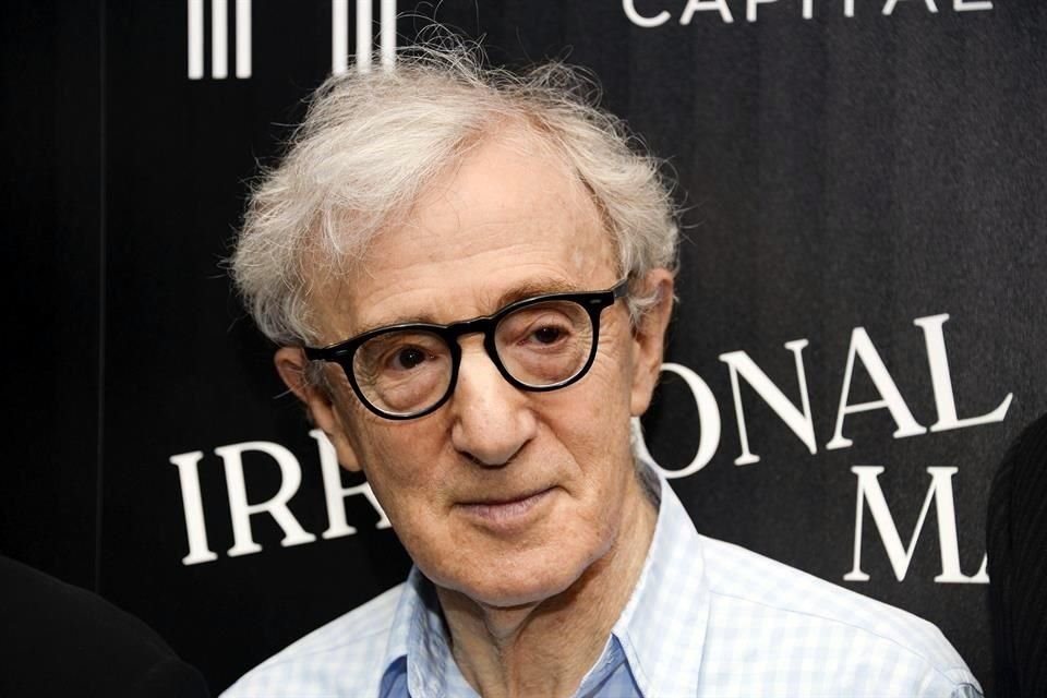 El director y actor de cine Woody Allen cambió de editorial y publicó este lunes sin aviso sus polémicas memorias, tituladas 'Apropos of Nothing'.