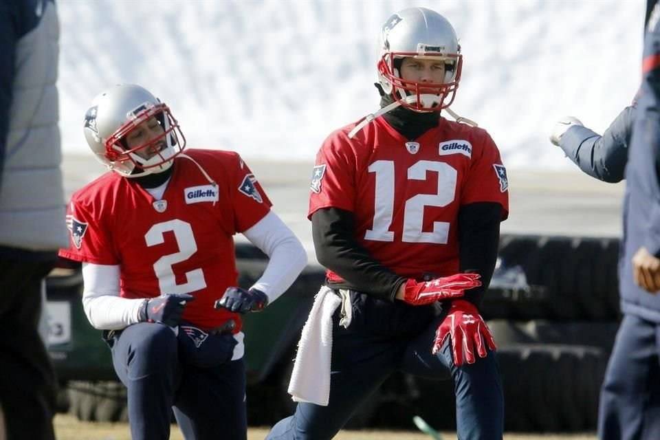 Brian Hoyer (2) y Tom Brady (12) jugaron juntos en el 2018 con Patriotas.