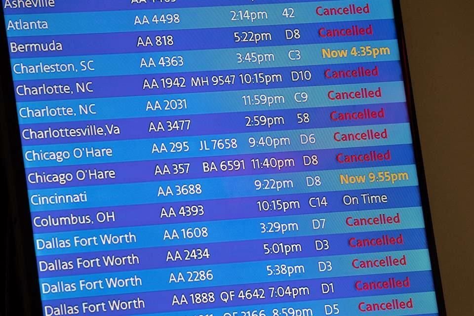 Vuelos cancelados por American Airlines en el aeropuerto LaGuardia en Nueva York.