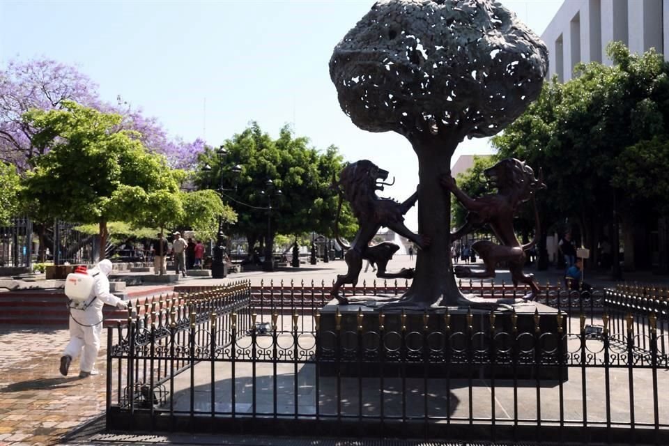 Una brigada de desinfección trabajó en una desértica Plaza Tapatía.