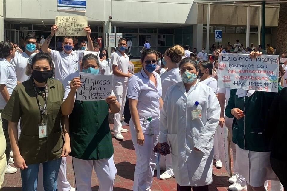 Personal médico de la clínica 46 del IMSS protestó por la falta de insumos ante covid-19.