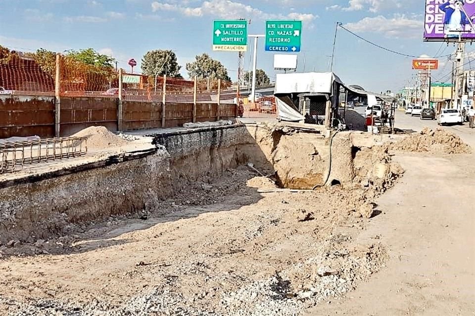 METROBÚS DE TORREÓN. Tras una 'consulta' a mano alzada el Gobierno federal suspendió recursos por 130 millones de pesos y la obra se suspendió.