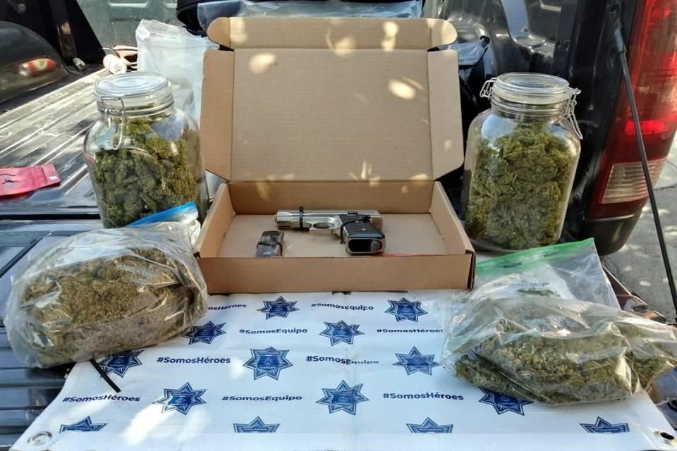 El sujeto que agredió a su hermana tenía dos frascos y dos bolsas que sumaban alrededor de un kilo de mariguana, además de una pistola calibre 9 milímetros.