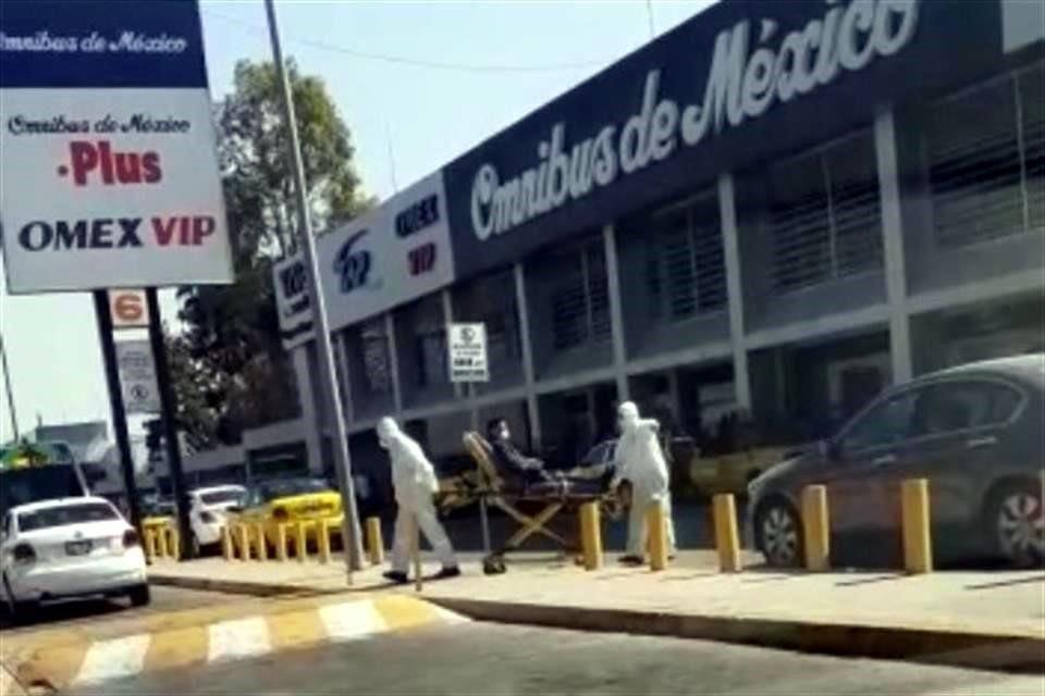 En redes sociales circula un video de una persona que es trasladada a una ambulancia; podría ser un caso sospechoso de coronavirus.