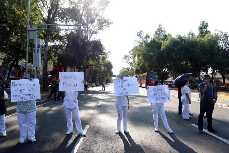 Los trabajadores del IMSS exigen material suficiente para sus tareas.