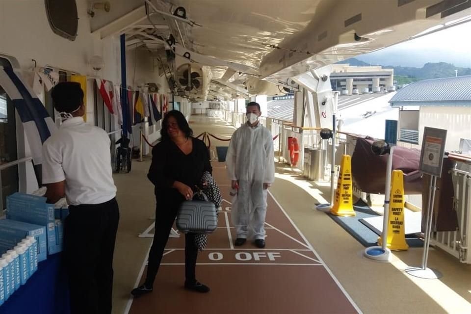 Por cuestiones humanitarias, dos tripulantes varados en un crucero en Puerto Vallarta volarán a California en una aerolínea hawaiana.